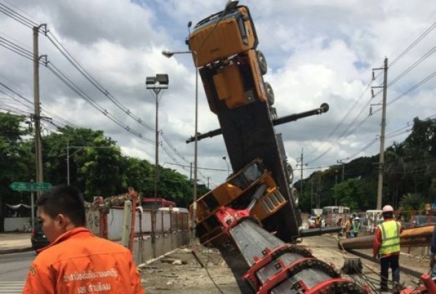 ระทึกอีก! เครนก่อสร้างรถไฟฟ้าบนถนนพหลโยธินล้ม