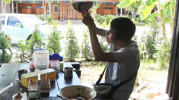 ไอเดียเก๋!!! ร้านก๋วยเตี๋ยวเซียมซี ลูกค้าอิ่มท้อง แถมได้ทำนายดวง!