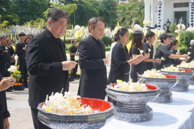 คุณหญิงพจมาน พร้อมครอบครัว ร่วมวางดอกไม้จันทน์ ถวายพระเพลิงพระบรมศพ