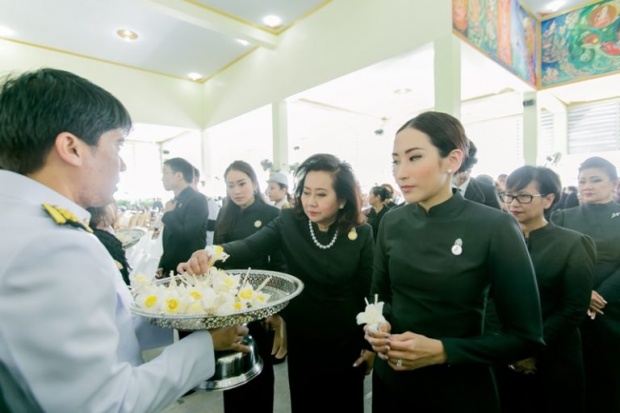 คุณหญิงพจมาน พร้อมครอบครัว ร่วมวางดอกไม้จันทน์ ถวายพระเพลิงพระบรมศพ