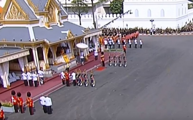 ซาบซึ้งร.10 ทรงพระเมตตา ทหารพลธง ที่เป็นลม ล้มต่อหน้าพระพักตร์(คลิป)