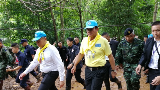 “ลุงตู่” ถึงถ้ำหลวงแล้ว!! รุดให้กำลังใจครอบครัวและจนท.ค้นหา 13 ชีวิต ทีมหมูป่า