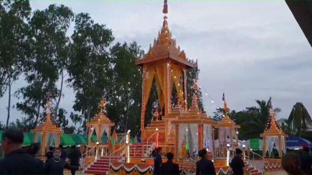 เผยภาพ เมรุพระราชทานเพลิงศพจำลอง “จ่าแซม” ชาวบ้านร่วมเข้าเคารพศพวีรบุรุษถ้ำหลวง