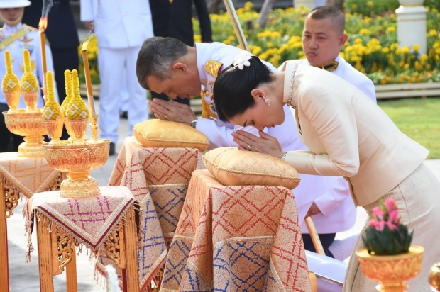 สมเด็จพระเจ้าอยู่หัว สมเด็จพระราชินี เสด็จฯ ถวายราชสักการะปฐมบรมราชานุสรณ์ (ภาพชุด)