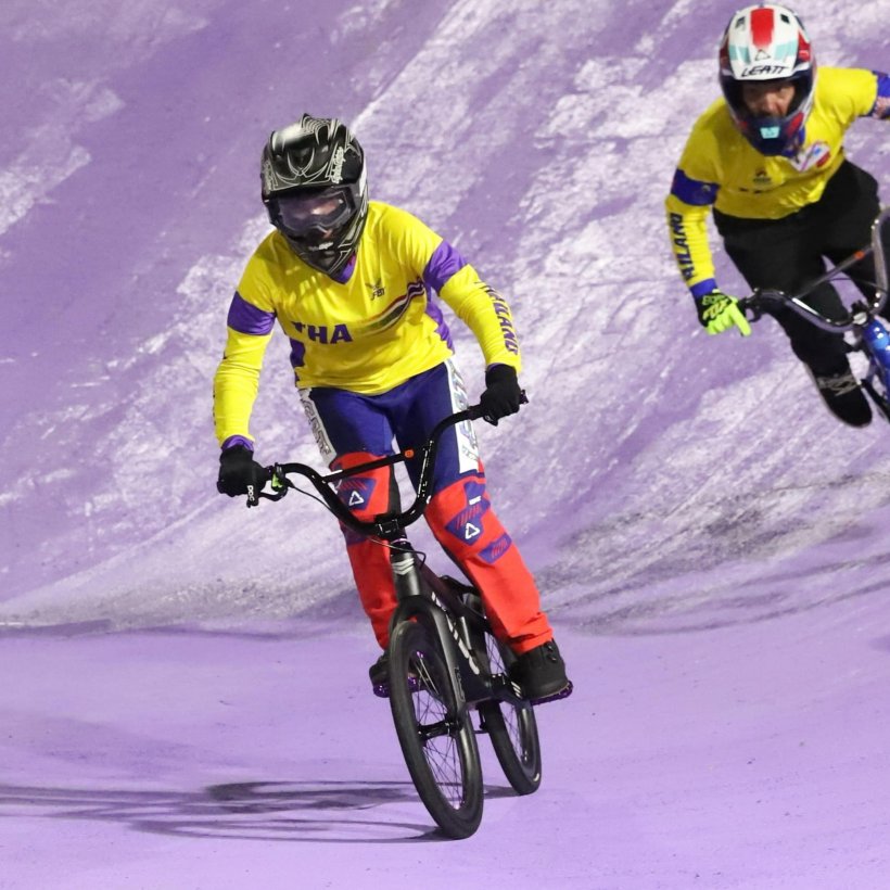 ในหลวงทอดพระเนตรพระราชินี ทรงจักรยานBMXอย่างสนพระราชหฤทัย