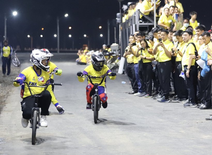 ในหลวงทอดพระเนตรพระราชินี ทรงจักรยานBMXอย่างสนพระราชหฤทัย