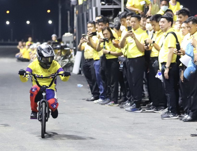 ในหลวงทอดพระเนตรพระราชินี ทรงจักรยานBMXอย่างสนพระราชหฤทัย