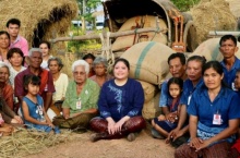 ‘พระองค์ติ๊ด’ ทรงร่วมลงแขกเกี่ยวข้าวในนา ‘ซแรย์อทิตยา’ ที่สุรินทร์ อย่างไม่ถือพระองค์