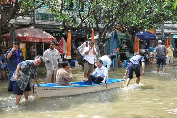 มธ. แพร่ภาพ น้ำเจ้าพระยาทะลักจากริมฝั่งท่วมถนนท่าพระจันทร์