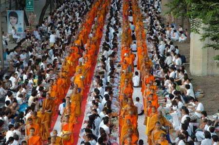 ปชช.ทำบุญตักบาตรพระสงฆ์12,600รูปสะพานควายแน่น