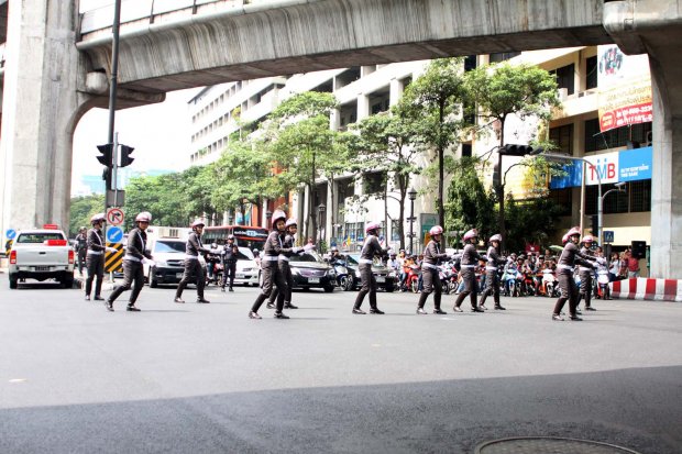 ตร.ปิดแยกราชประสงค์เต้นโชว์รณรงค์ลดอุบัติเหตุสงกรานต์