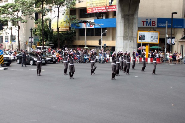 ตร.ปิดแยกราชประสงค์เต้นโชว์รณรงค์ลดอุบัติเหตุสงกรานต์