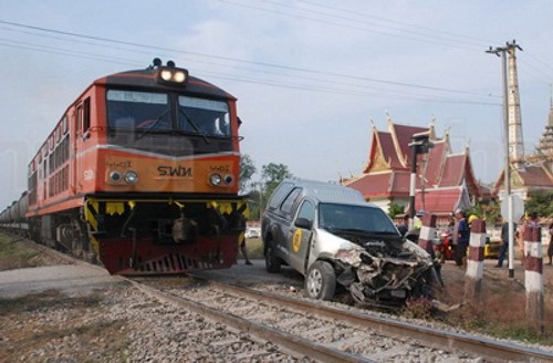 กระบะส่งโลงศพถูกรถไฟชนยับรอดปาฏิหาริย์