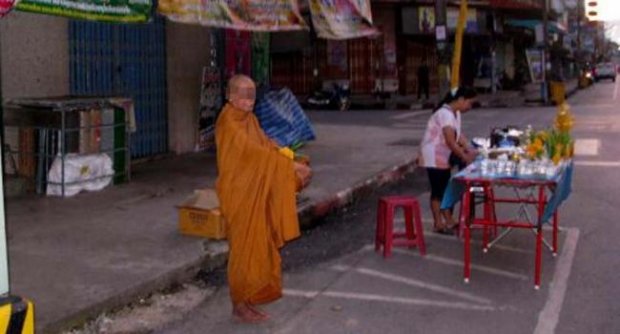 ติงพระยืนหรือนั่งรับบิณฑบาตรไม่เหมาะสม