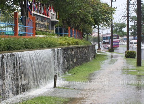 ฝนกระหน่ำภูเก็ต  น้ำท่วมถนนหลายสาย