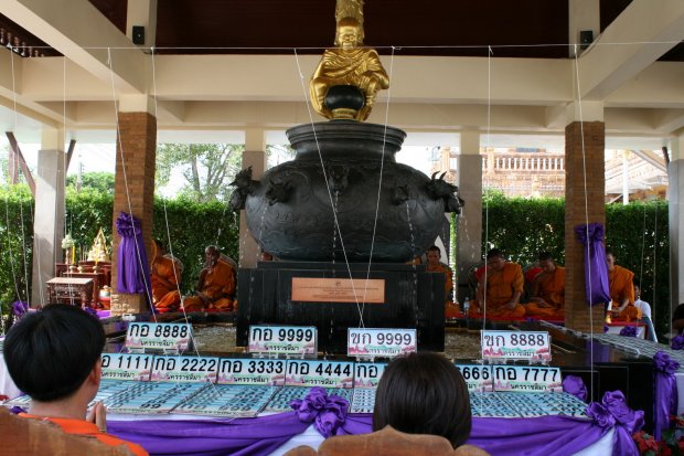 “หลวงพ่อคูณ”ปลุกเสกแผ่นป้ายทะเบียนเลขสวย 