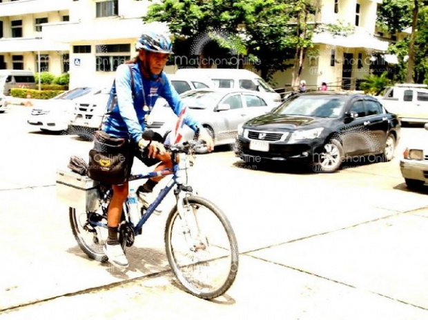 ครูปัตตานีใจใหญ่มาก ขี่จักรยานให้คนไทยลงนามถวายพระพร ถึงลำปางแล้ว