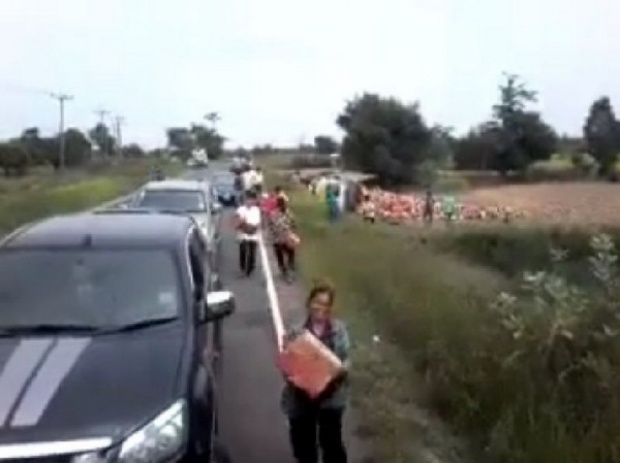 แชร์สะพัด! มนุษย์ไทย จอดรถขโมยลังเบียร์ แล้วชิ่งหนี หลังรถบรรทุกคว่ำ