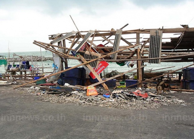 พายุงวงช้างพัดถล่มหมู่บ้านริมหาดระยอง