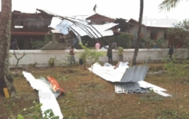 พายุลูกเห็บถล่มนครพนมอ่วม ยอดฉัตรพระธาตุจำปาหัก!! บ้านเสียหาย 400 หลัง