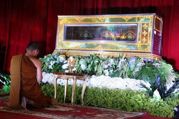 ภาพบรรยากาศประชาชนเรือนหมื่น ร่วมพิธีบำเพ็ญกุศล สวดอภิธรรม หลวงพ่อคูณ วันแรก แน่น ม.ขอนแก่น