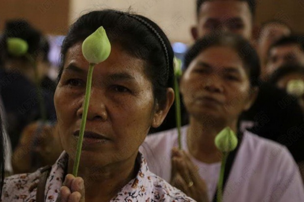 ภาพบรรยากาศประชาชนเรือนหมื่น ร่วมพิธีบำเพ็ญกุศล สวดอภิธรรม หลวงพ่อคูณ วันแรก แน่น ม.ขอนแก่น