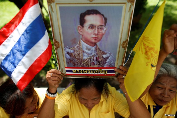 ภาพประทับใจ ชาวไทยพร้อมใจสวมเสื้อเหลือง พ่อหลวง ครองราชย์ครบ 70 ปี