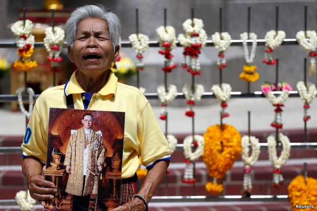 ภาพประทับใจ ชาวไทยพร้อมใจสวมเสื้อเหลือง พ่อหลวง ครองราชย์ครบ 70 ปี