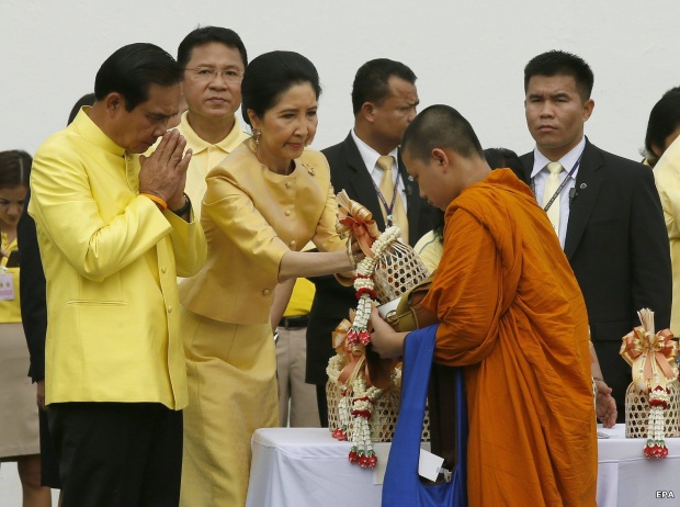 ภาพประทับใจ ชาวไทยพร้อมใจสวมเสื้อเหลือง พ่อหลวง ครองราชย์ครบ 70 ปี