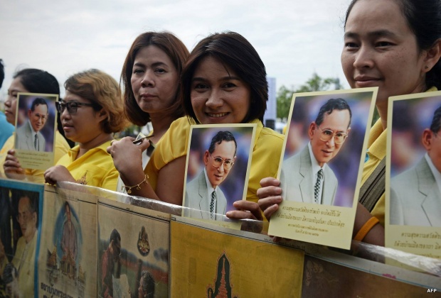 ภาพประทับใจ ชาวไทยพร้อมใจสวมเสื้อเหลือง พ่อหลวง ครองราชย์ครบ 70 ปี