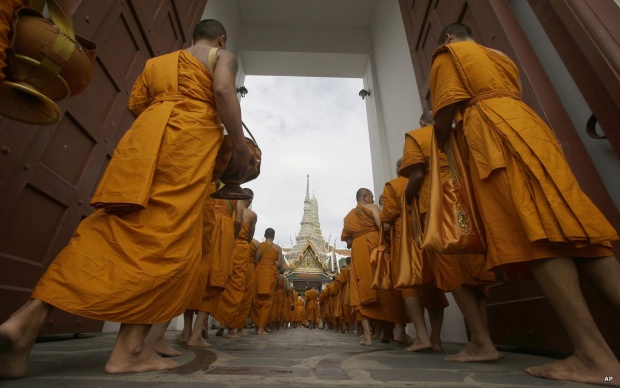 ภาพประทับใจ ชาวไทยพร้อมใจสวมเสื้อเหลือง พ่อหลวง ครองราชย์ครบ 70 ปี