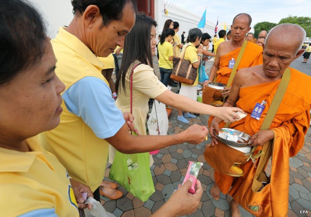 ภาพประทับใจ ชาวไทยพร้อมใจสวมเสื้อเหลือง พ่อหลวง ครองราชย์ครบ 70 ปี