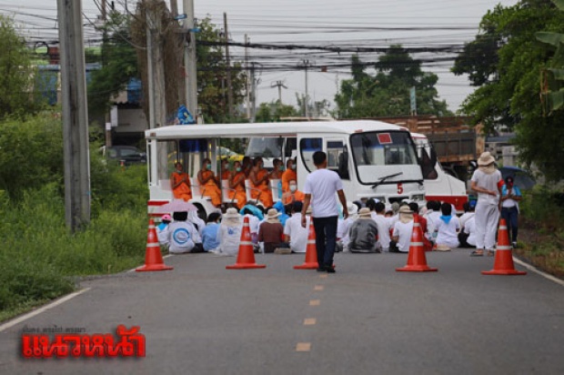 พระ-ศิษย์ธรรมกายพร้อมใจพรางหน้า ตั้งโล่มนุษย์ขวางจับธัมมชโย