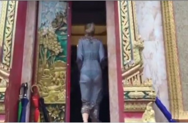 ชาวพุทธทนไม่ไหว! แหม่มสาวใส่ชุดซีทรูบางเฉียบ ไหว้พระวัดดัง