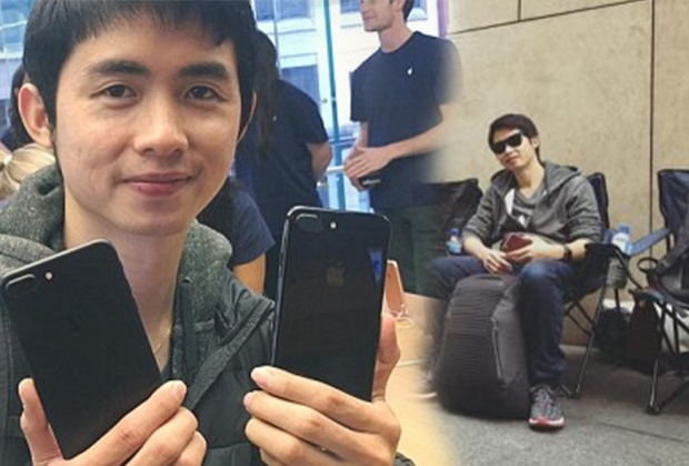 อะไรจะขนาดนั้น? หนุ่มไทย ทนนั่งตากฝนเพื่อรอซื้อ “ไอโฟน7”