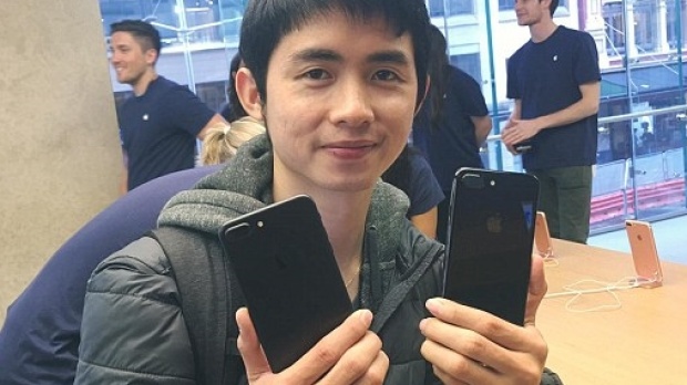 อะไรจะขนาดนั้น? หนุ่มไทย ทนนั่งตากฝนเพื่อรอซื้อ “ไอโฟน7”