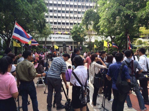 บรรยากาศล่าสุด บริเวณ รพ.ศิริราช ปชช.ถวายพระพร \"ในหลวง\"ทรงหายจากประชวร