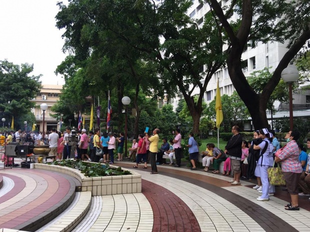 บรรยากาศล่าสุด บริเวณ รพ.ศิริราช ปชช.ถวายพระพร \"ในหลวง\"ทรงหายจากประชวร