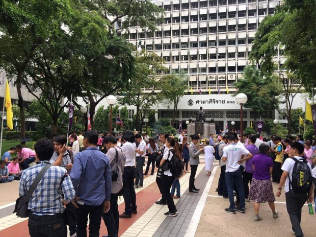 บรรยากาศล่าสุด บริเวณ รพ.ศิริราช ปชช.ถวายพระพร \"ในหลวง\"ทรงหายจากประชวร