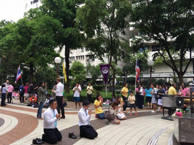 บรรยากาศล่าสุด บริเวณ รพ.ศิริราช ปชช.ถวายพระพร \"ในหลวง\"ทรงหายจากประชวร