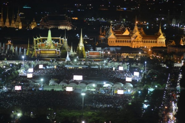 บรรยากาศพระบรมมหาราชวังช่วงค่ำคืน ประชาชนรอร้องเพลงสรรเสริญฯ