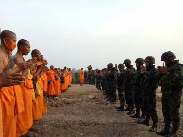 พระสงฆ์ 3 รูปได้อาพาธ หลังประท้วงนั่งสมาธิอดอาหาร