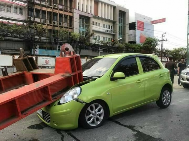 ตัวแทนอิตาเลียนไทยมอบกระเช้าให้เจ้าของรถที่ถูกเหล็กทับ