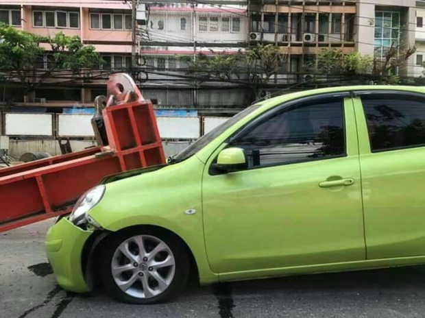 ตัวแทนอิตาเลียนไทยมอบกระเช้าให้เจ้าของรถที่ถูกเหล็กทับ