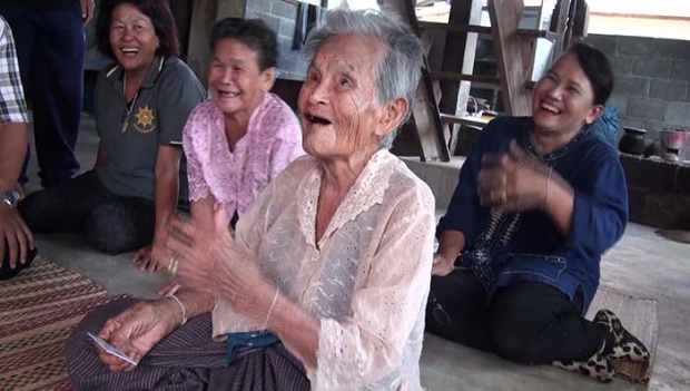 สุดทึ่ง!!! พบคุณยาย 6 แผ่นดิน!! อายุยืน 107 ปี  ยิ้มแย้มแจ่มใส แข็งแรงมาก!! (มีคลิป)