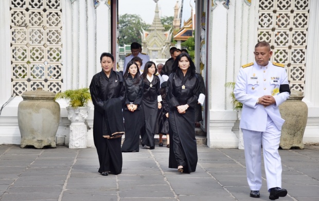 เผยภาพ พระราชชนนีของกษัตริย์จิกมีแห่งภูฏาน ทรงวางพวงมาลาถวายราชสักการะพระบรมศพ