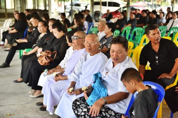 เผาแล้ว!! ศพ “น้องเมย” พ่อ-แม่เศร้า..งดพูดถึงคดี เพื่อนร้องเพลงโปรดส่งวิญญาณ