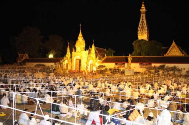 ไทย-ลาวนับหมื่น นุ่งขาว ร่วมสวดมนต์ข้ามปี บูชาพระธาตุพนม