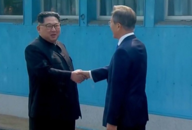 ภาพประวัติศาสตร์! 2 ผู้นำเกาหลีจับมือเดินข้ามเส้นแบ่งเขต