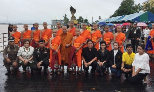 พระทีมหมูป่าทำพิธีลอยอังคาร ส่งดวงวิญญาณ “จ่าแซม” กลางแม่น้ำโขง